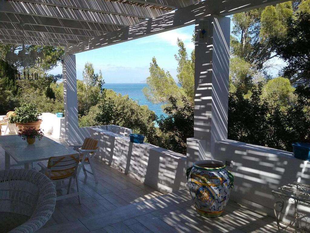 卡洛福泰Villa Biancaluna的一个带桌子的海景庭院