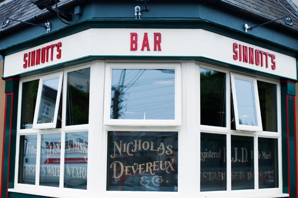 韦克斯福德Sinnotts Bar的窗户酒吧前的商店