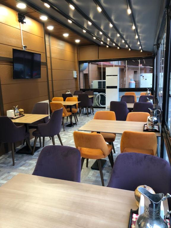 乌宗欧纳尔汽车旅馆的一间带桌椅和电视的用餐室