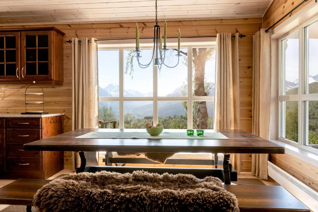 斯特兰达Valley View的一间带桌子和大窗户的用餐室