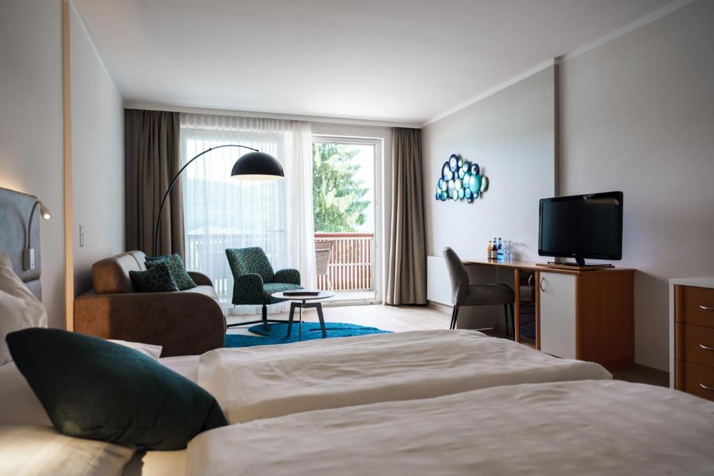 沃尔特湖畔韦尔登文森斯酒店的酒店客房设有两张床和电视。