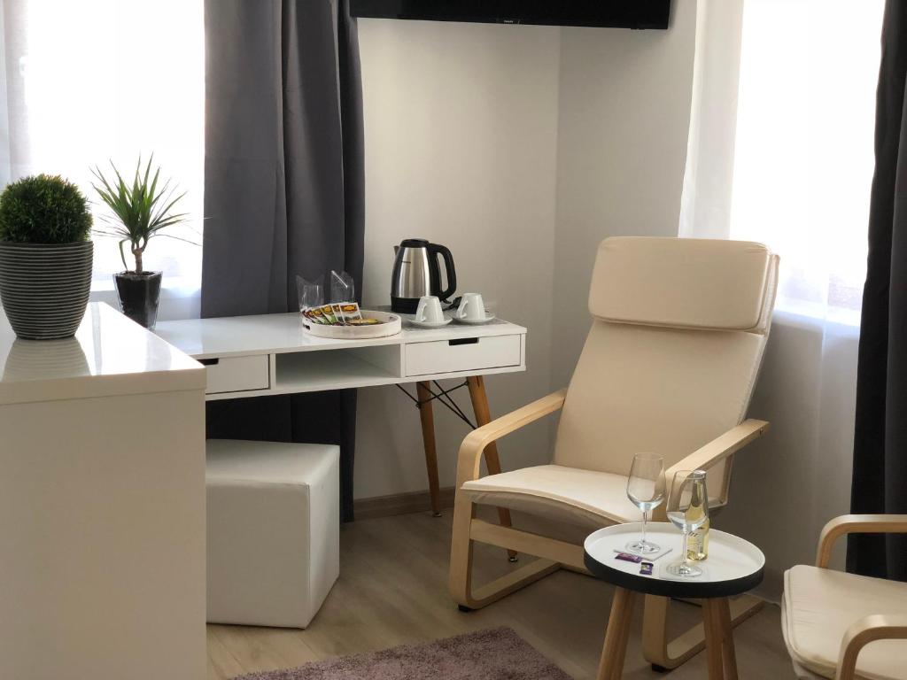 博维茨Gostisce Sovdat的客房设有书桌、椅子和桌子。