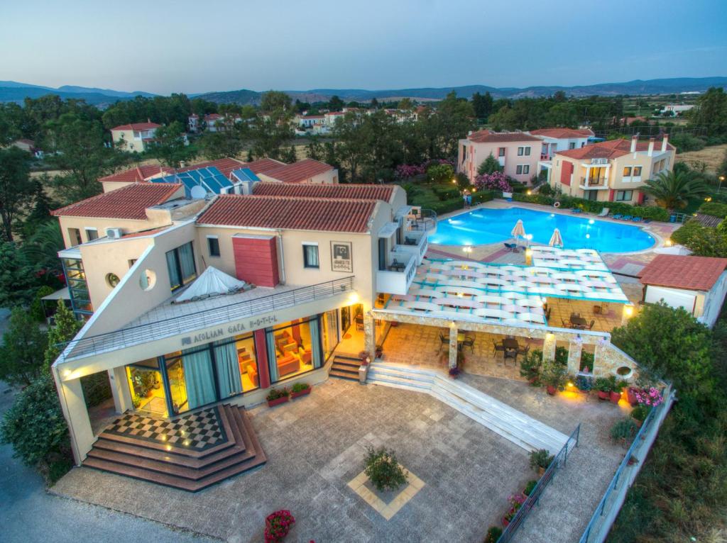 斯卡拉卡伦尼斯伊奥利亚盖亚酒店的享有带游泳池的房屋的空中景致