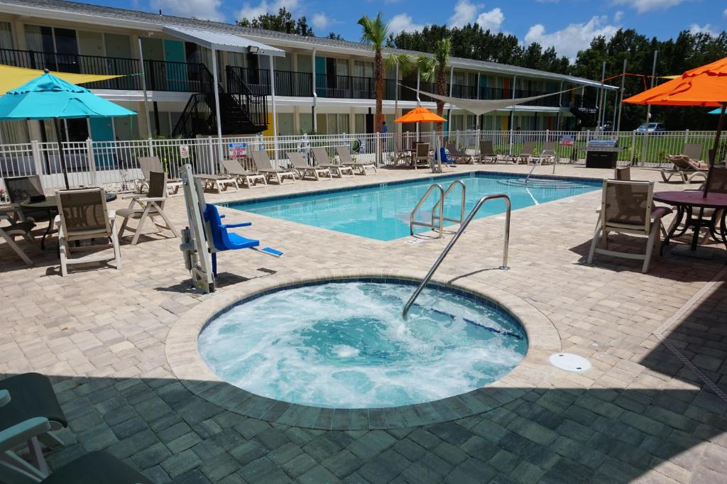 圣奥古斯丁Smart Stay Inn - Saint Augustine的酒店前方的游泳池设有热水浴池。