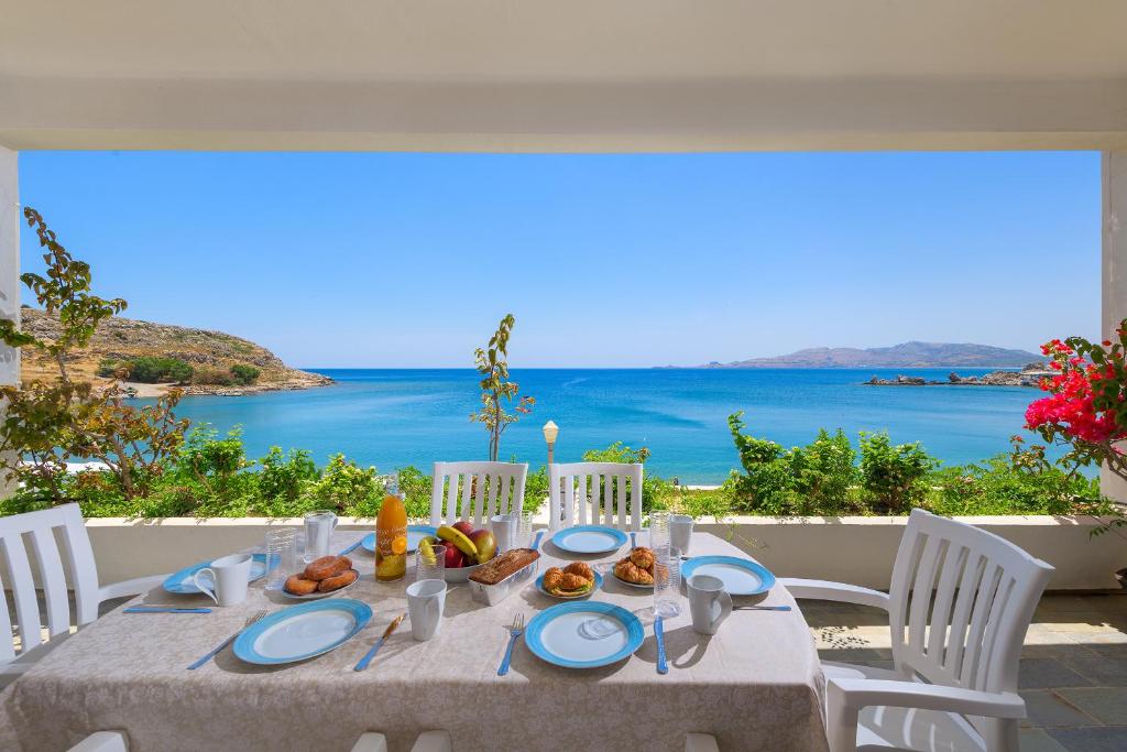 罗德镇Haraki Sea View Luxury House的一张餐桌,享有海景