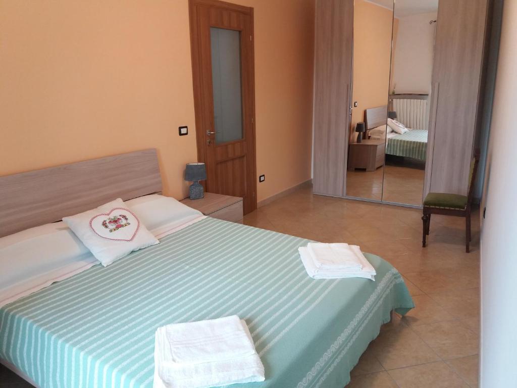 维韦罗内campeggio internazionale del sole的一间卧室配有一张床,上面有两条毛巾