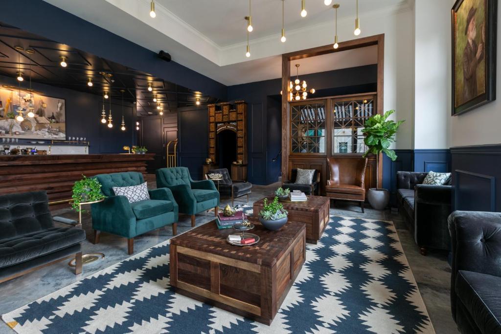 麦克明维尔Atticus Hotel的客厅拥有蓝色的墙壁和家具。