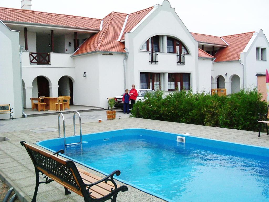 海吉克扎尼酒店的房屋前带长凳的游泳池