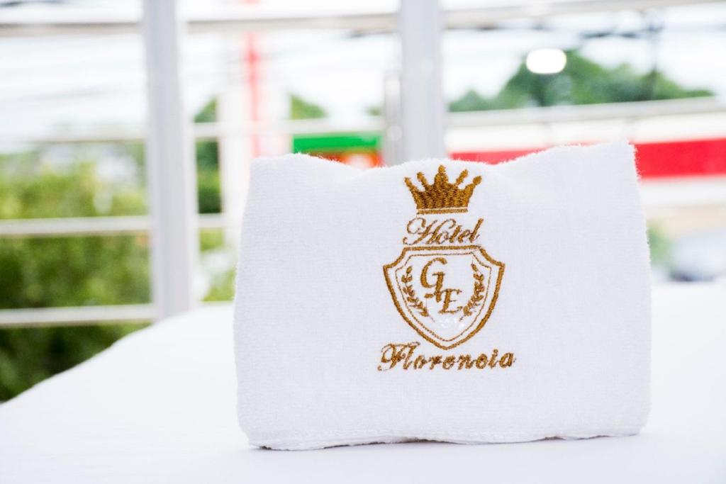 弗洛伦西亚Hotel Gran Estacion Florencia的白色枕头,上面有冠