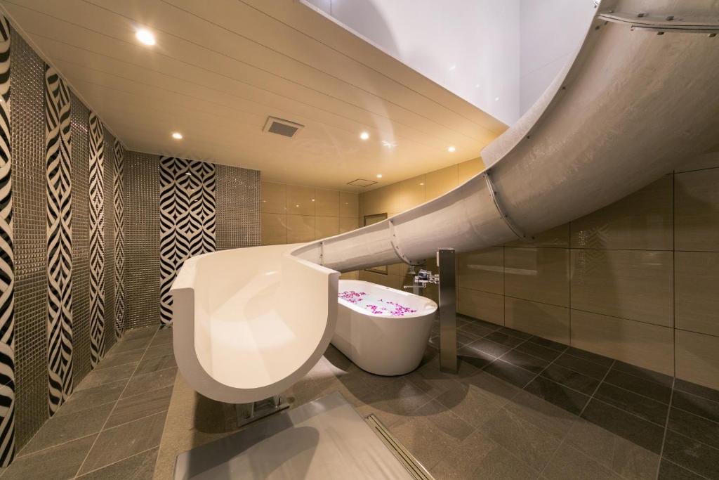 神户Hotel Eldia Modern Kobe(Adult Only)的一间带卫生间和水槽的浴室