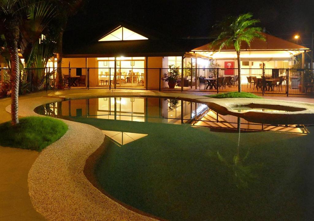 巴利纳巴利纳拜伦岛民度假村和会议中心汽车旅馆的一座晚上设有游泳池的建筑