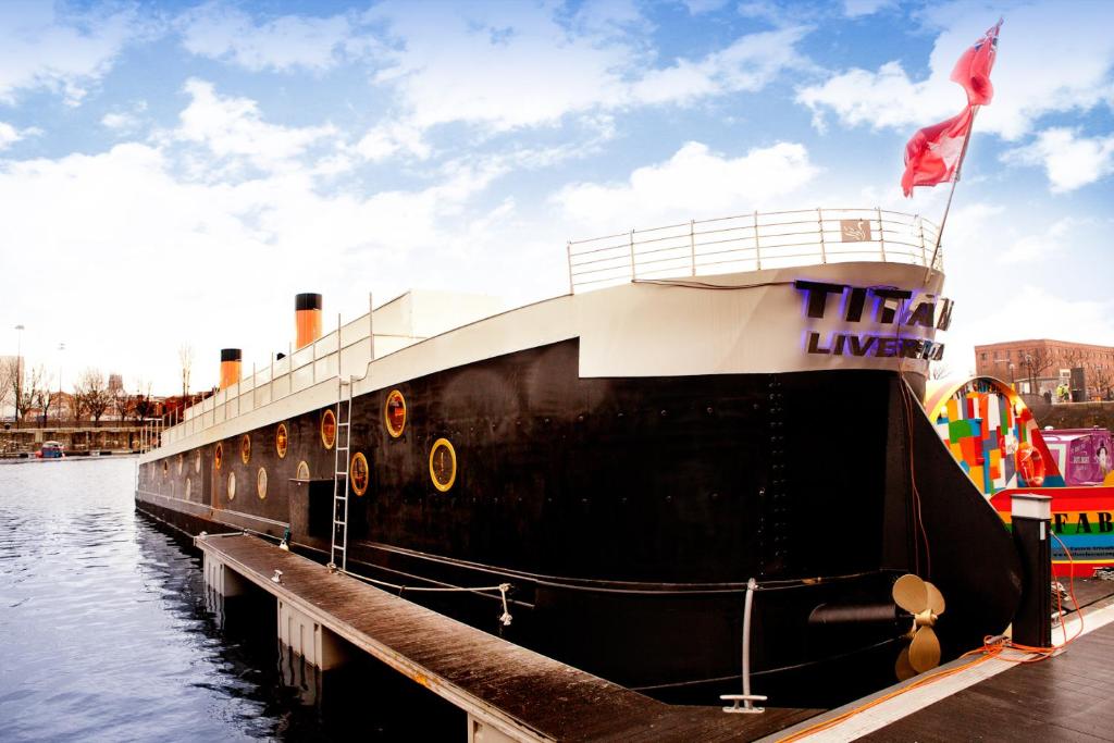 利物浦泰坦尼克号酒店的停靠在水面码头的大船