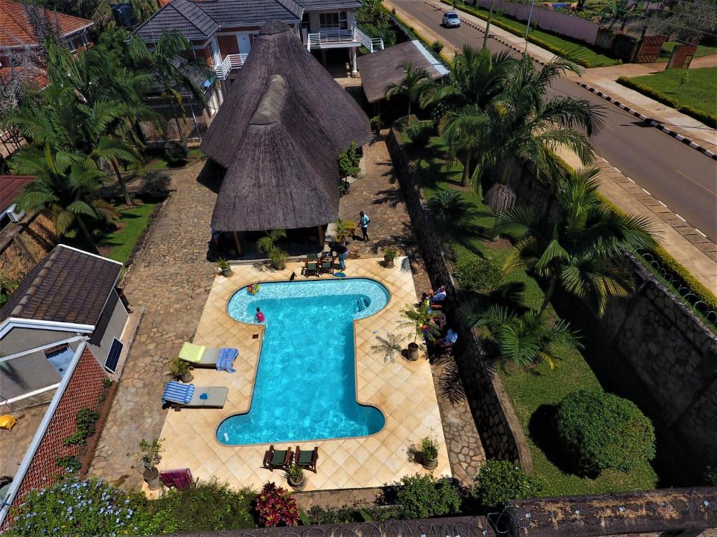 恩德培Entebbe Palm Hotel的享有别墅内游泳池的顶部景致