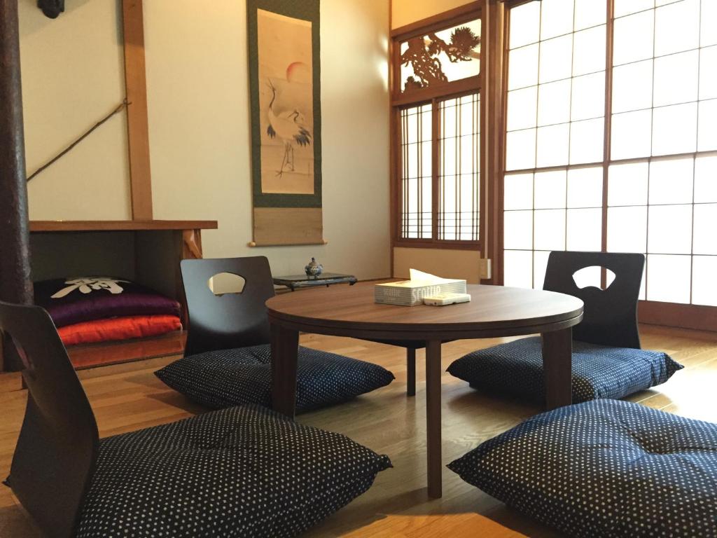 富山宿家STARY越中 izumicho的客房设有木桌、椅子和桌椅。