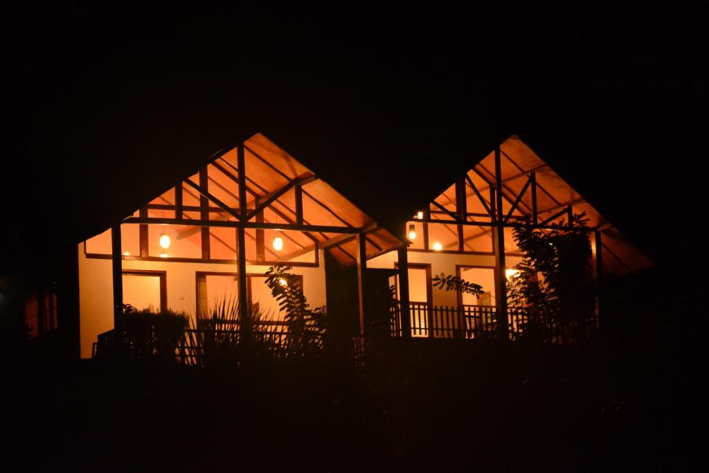 代尼耶耶Rainforest Mount Lodge的夜色中点燃的房子