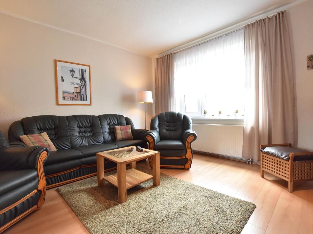 维斯马Spacious Holiday Home in Wismar Germany with Parasol的客厅配有沙发、椅子和桌子