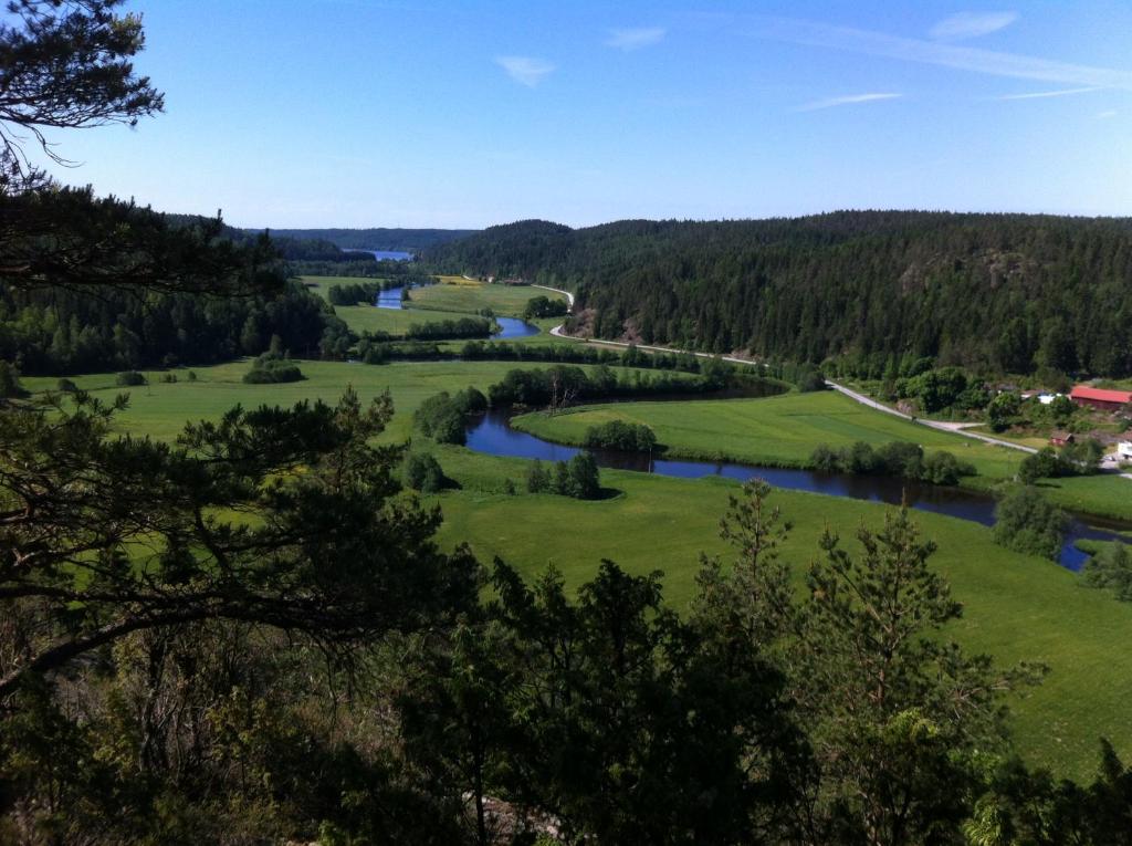 HedekasKynnefjällsNatur的享有河流和高尔夫球场的景色