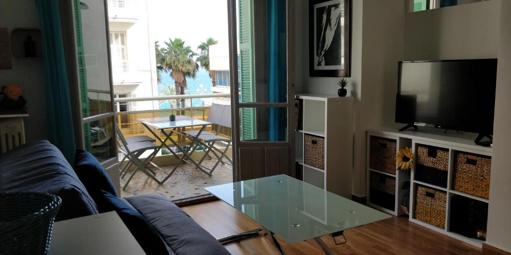 尼斯Nice Seaview Free Parking 4.Pers的带沙发和玻璃桌的客厅