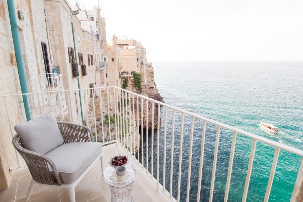滨海波利尼亚诺Dimora Talenti的椅子位于俯瞰大海的阳台