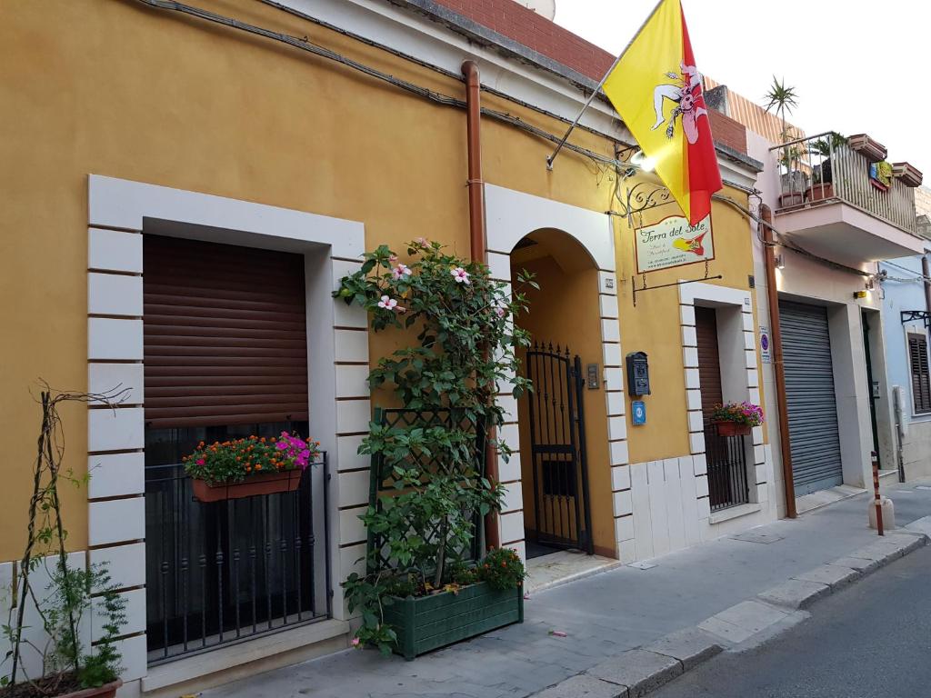 维多利亚Terra del Sole Vittoria的街上有鲜花和旗帜的建筑