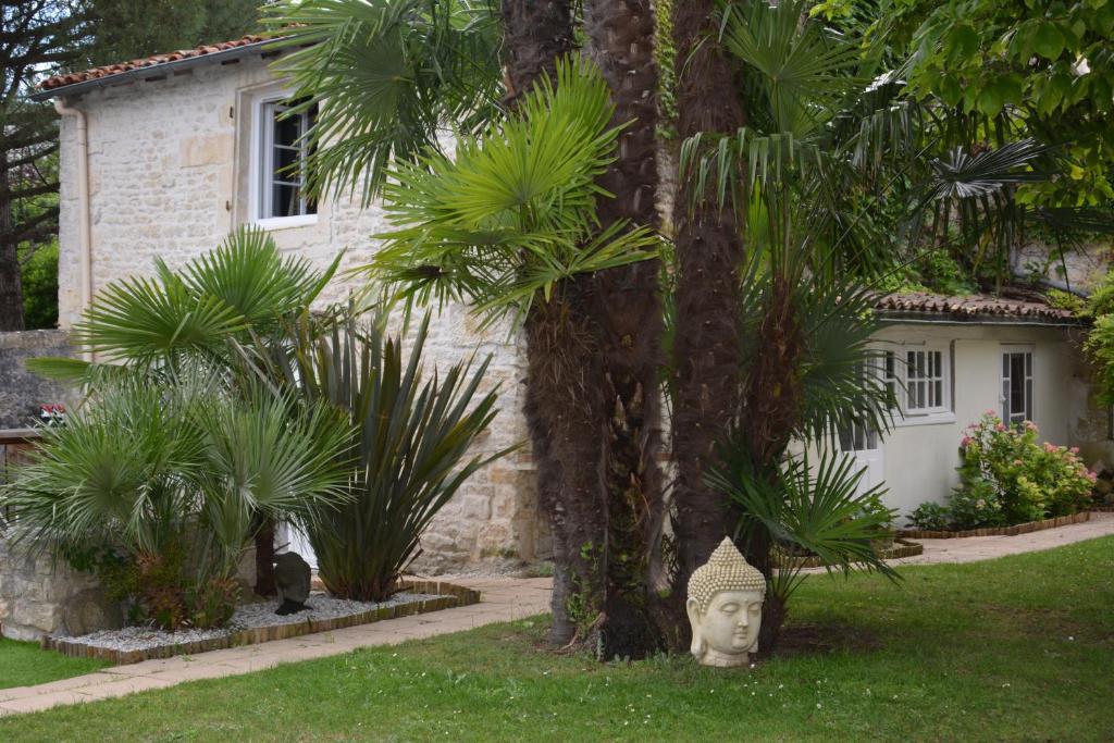 尼奥尔Le Petit bois的房屋前带雕像的花园