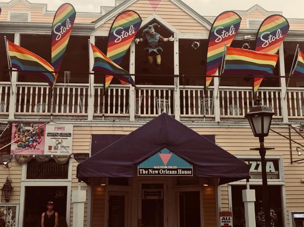 基韦斯特New Orleans House - Gay Male Adult Guesthouse的前面有蓝色帐篷的建筑