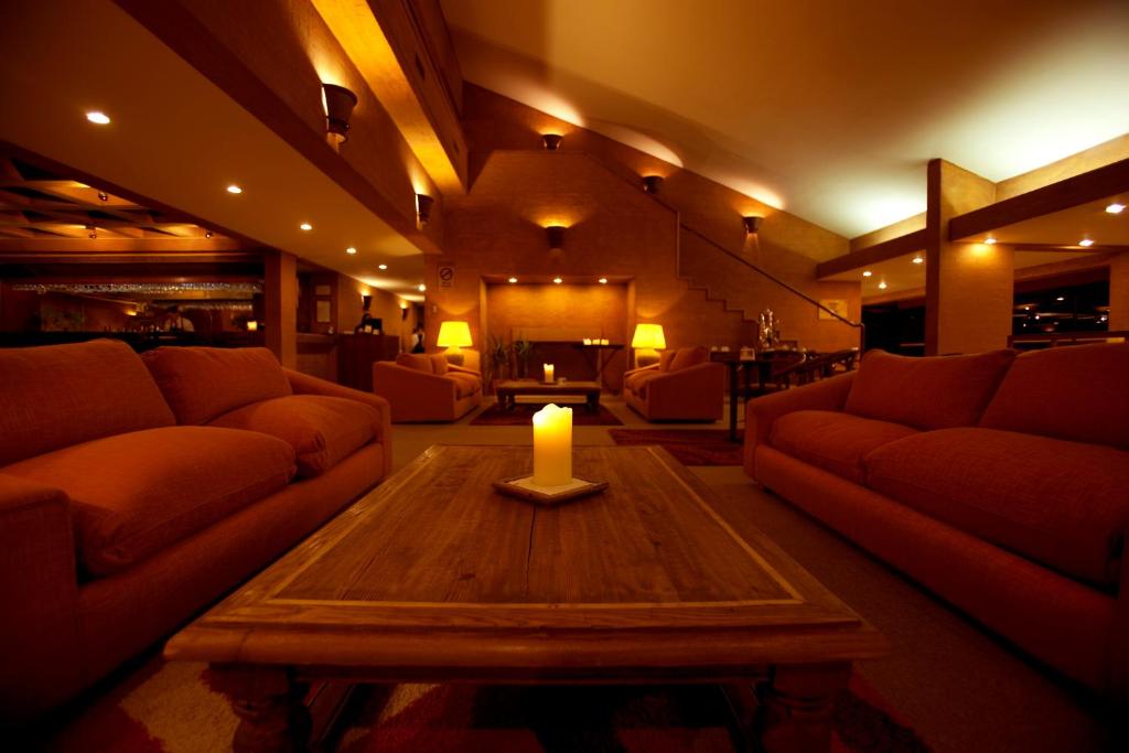 卡拉马卡拉马公园酒店的带沙发的客厅和一张桌子上的蜡烛
