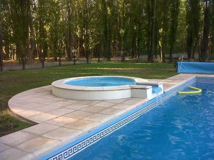 马拉圭Terrazas En El Bosque Cabañas的游泳池里有一个黄色的飞盘