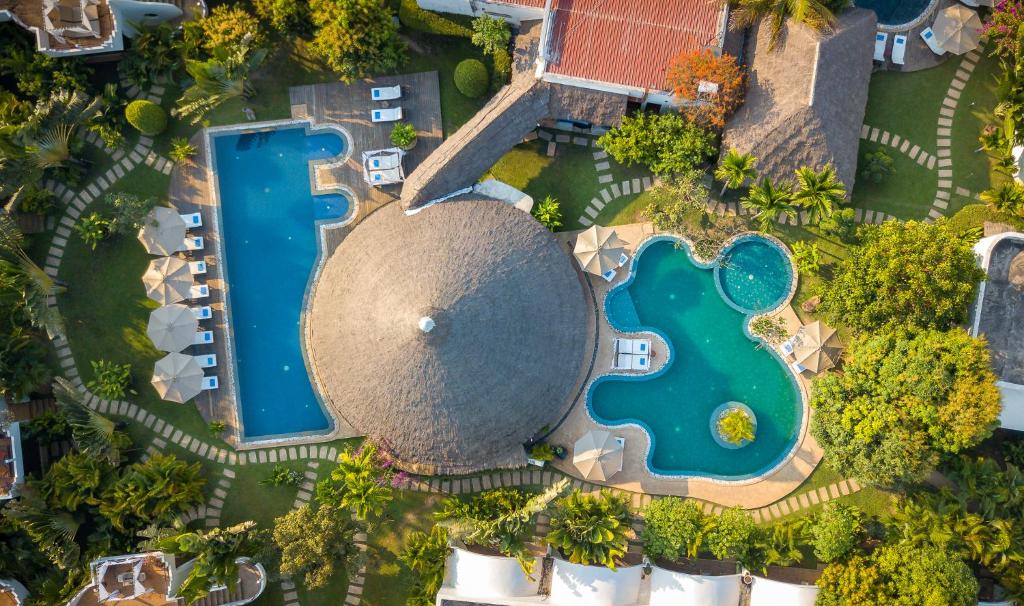 暹粒纳瓦图梦幻疗养度假村的享有带游泳池的度假村的空中景致