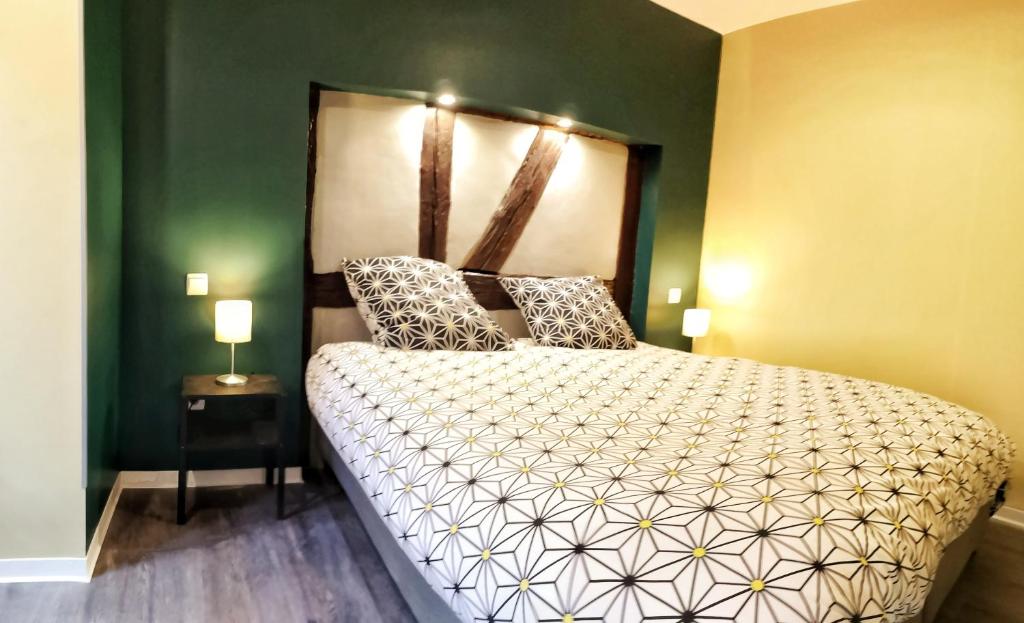 巴尔Splendide Appartement Barr - Route du Vins的一间卧室设有一张床和绿色的墙壁
