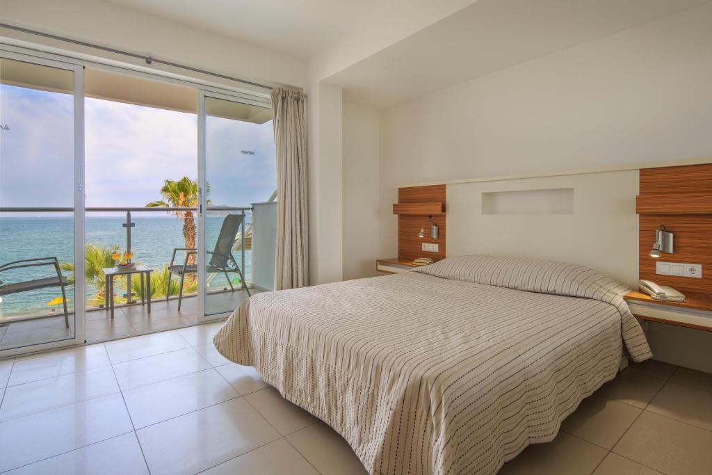 费特希耶黛尔塔酒店的一间卧室配有一张床,享有海景