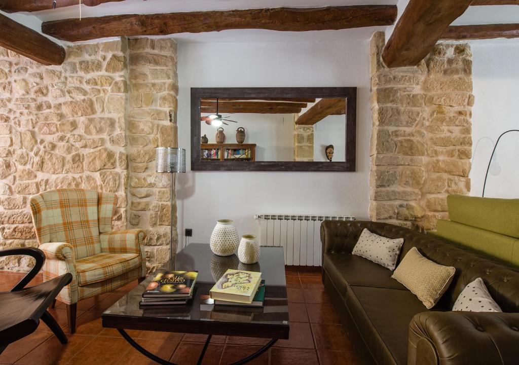 BotCal Tomas, Ecoturisme Terra Alta的客厅配有沙发和桌子
