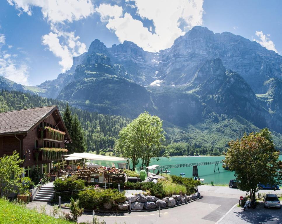 格拉鲁斯哈达南博格AG酒店的酒店享有山脉和湖泊的景致。