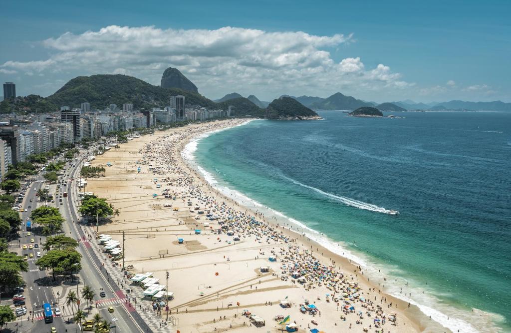 里约热内卢LADO DO METRÔ COPA 4 quartos的海滩上的人的空中景色