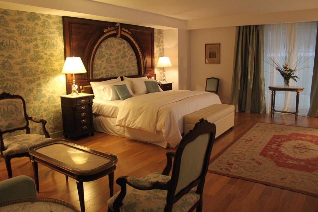布宜诺斯艾利斯弗朗西丝酒店及俱乐部的一间卧室配有一张大床和一把椅子
