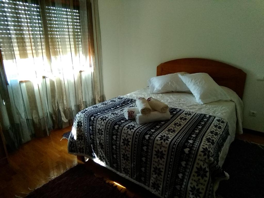 维拉·普拉亚·德·安科拉Lélé的一间卧室,配有一张带两个泰迪熊的床