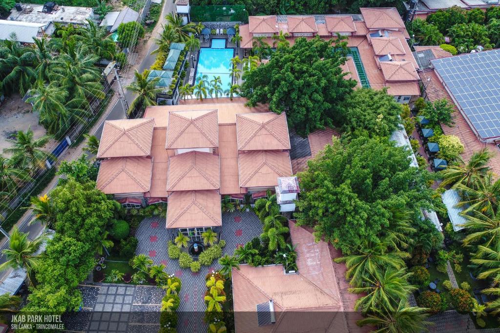 亭可马里JKAB Park Hotel的享有带游泳池和树木的度假村的顶部景致
