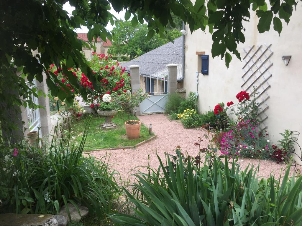 Verneuil-en-BourbonnaisLa Maison aux Hortensias的鲜花盛开的花园