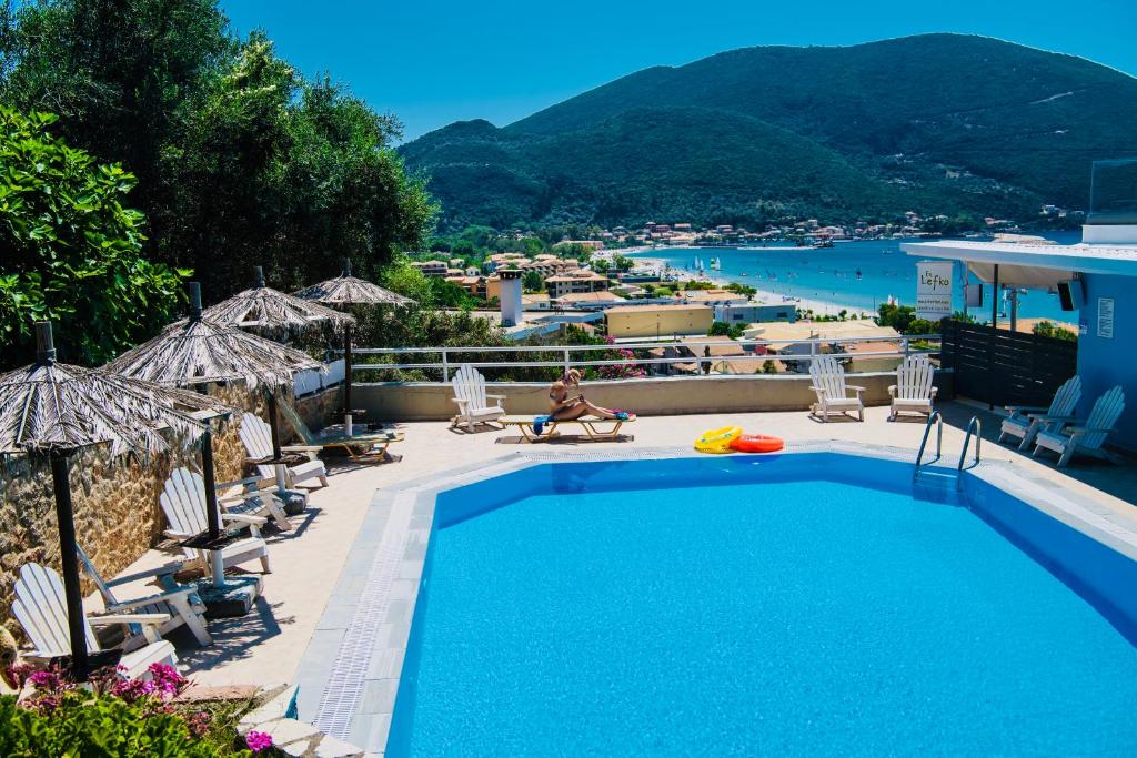 瓦西利基庞蒂海滩酒店的享有度假村景致的游泳池