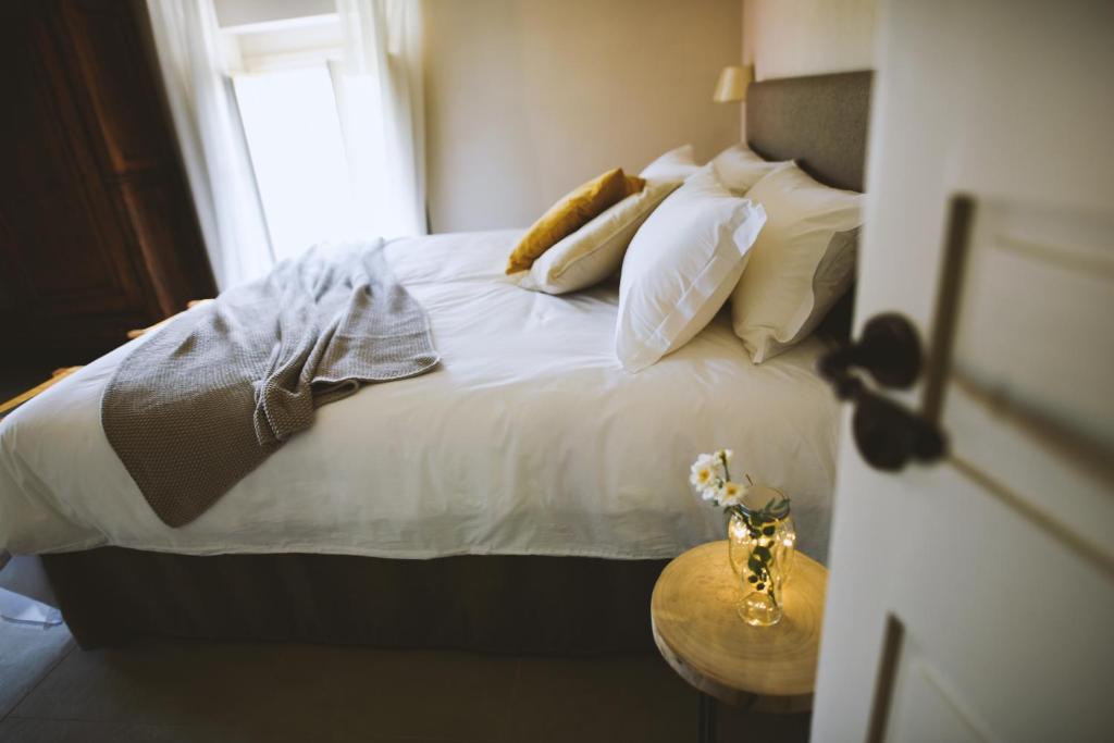 AntignanoMoonfrà的一间卧室配有带白色床单和枕头的床。