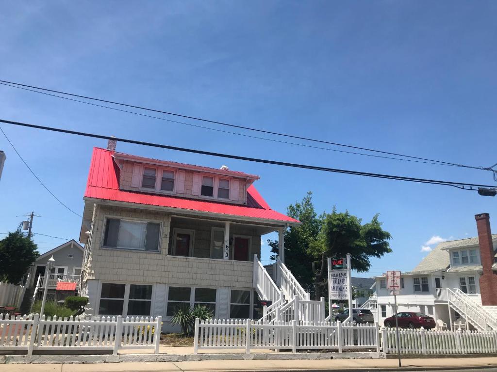 大洋城马拉德公寓的街上有红色屋顶的房子