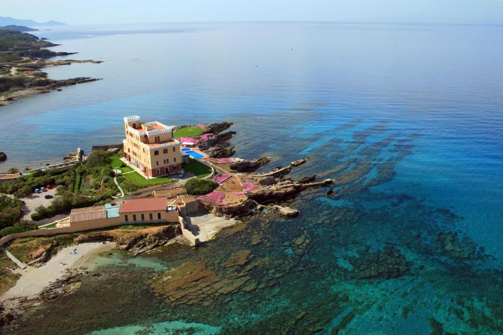 阿尔盖罗拉斯多洛娜斯温泉别墅酒店的海洋上一个岛屿上的一个度假胜地的空中景观