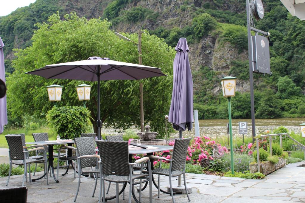 皮斯波尔特Alt Reinsport的一个带桌椅和遮阳伞的庭院