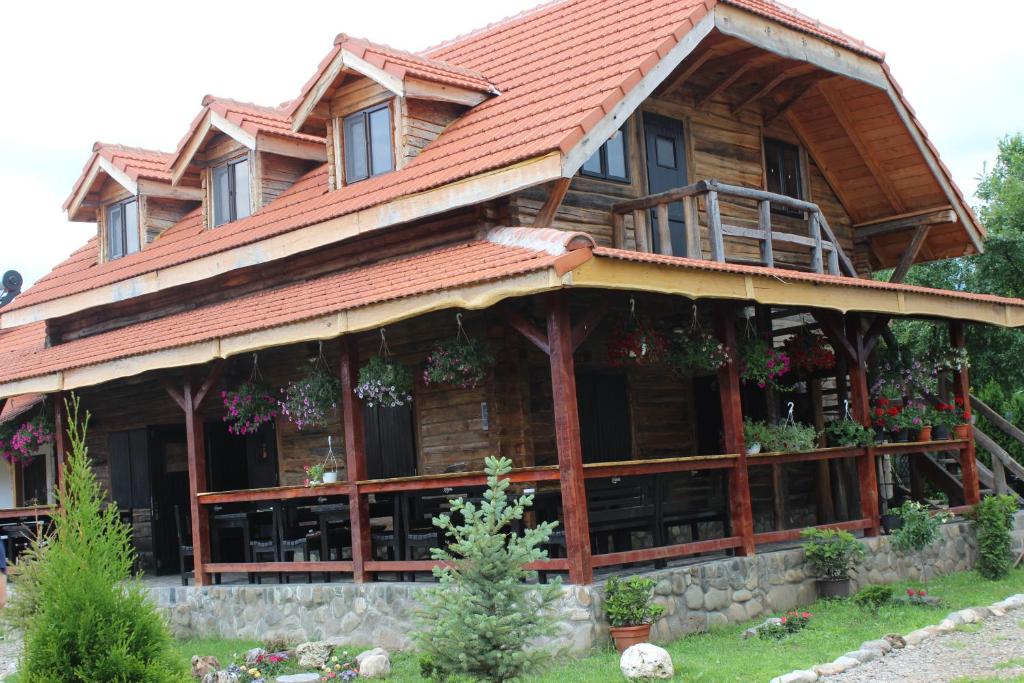 伦库Satul Traditional的一座大型木房子,设有红色屋顶