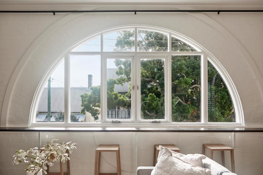 纽卡斯尔Stunning Flourish ON Bull的带沙发的客厅的拱形窗户