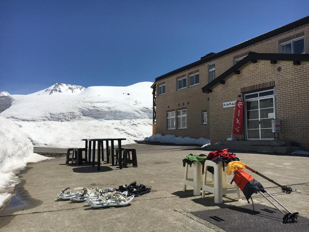 立山町Tengudaira Mountain Lodge的鸟站在一座积雪的建筑前
