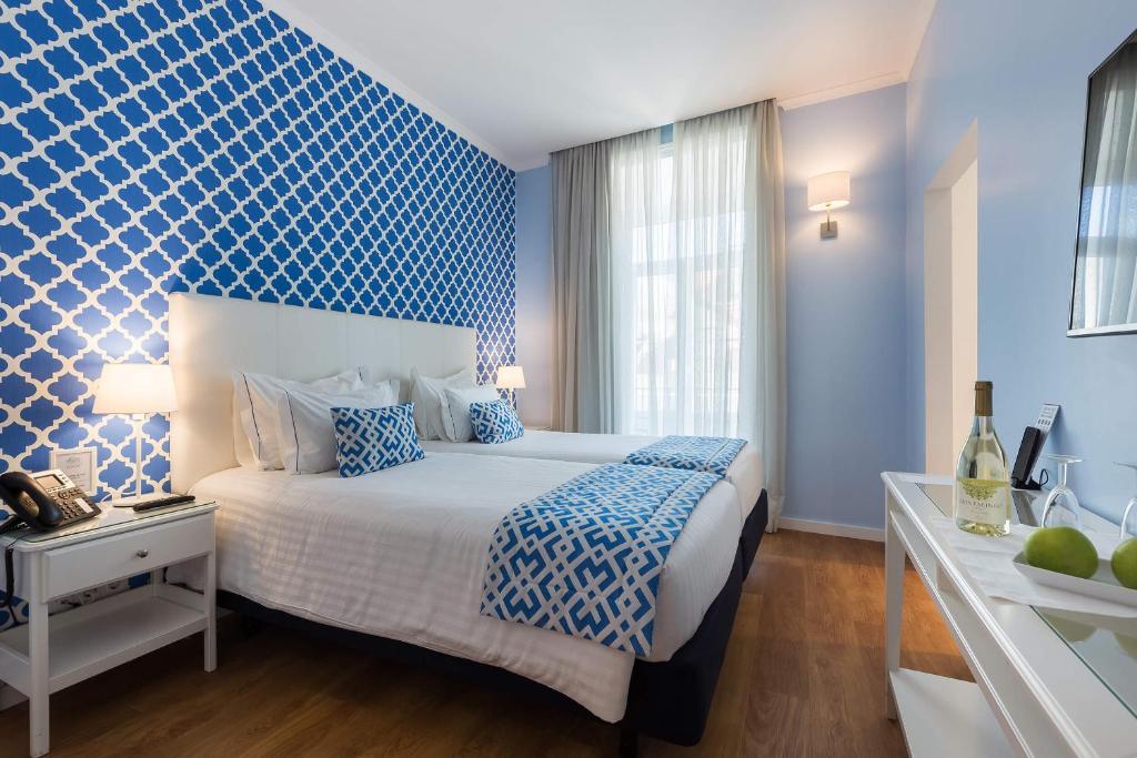 里斯本希亚多梦公寓的一间卧室设有一张床和蓝色的墙壁