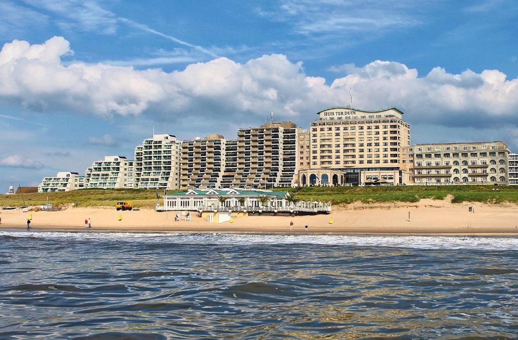 海滨诺德韦克Grand Hotel Huis ter Duin的城市前方的海滩,有高楼