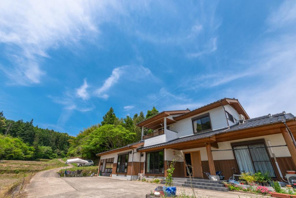武雄市分享创意住宿阿多诺安乡村民宿的蓝天山中的房子