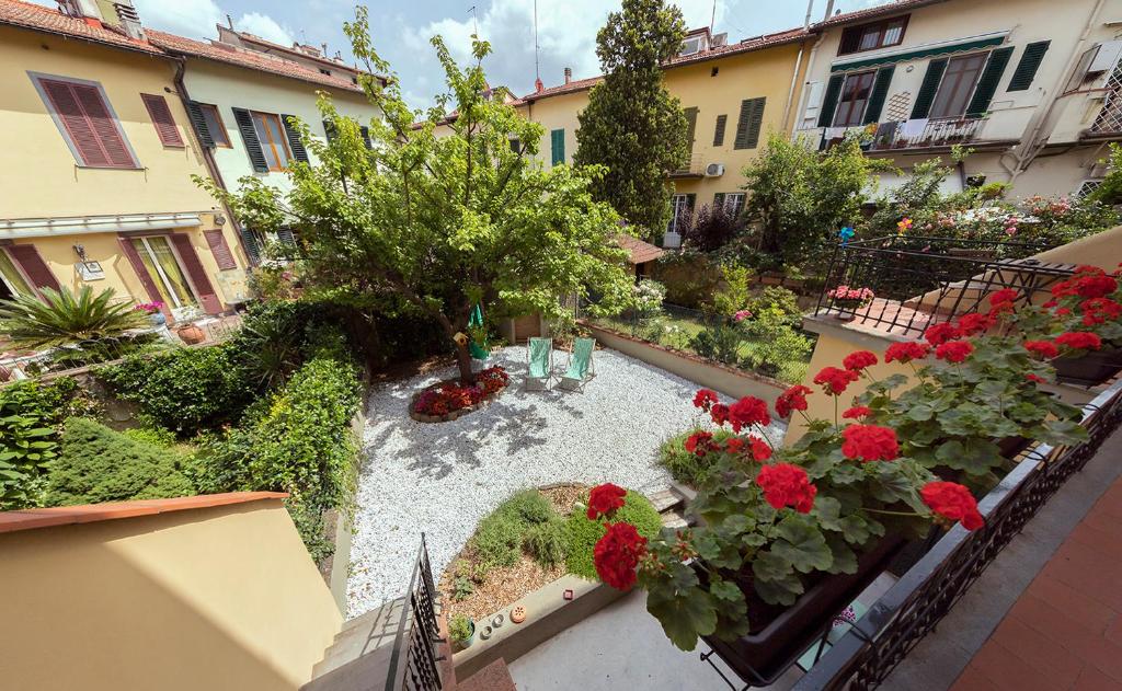 佛罗伦萨莫斯佛罗伦萨旅馆的花园的顶部景色,花园种有鲜花和植物